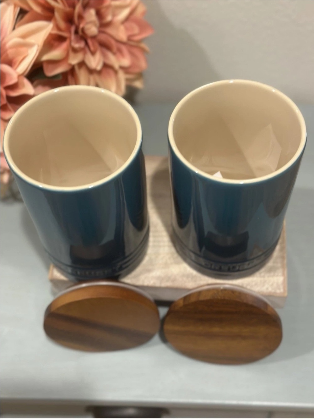 Le Creuset DEEP TEAL Stoneware
Storage Canister Wood Lid 26oz /770ml
Set-2- RARE - Picture 5 of 7